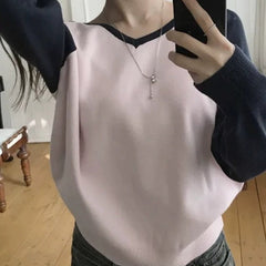 V-neck colorblock knitted sweater in Pink with navy sleeves