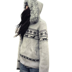 Women's knitted pullover with hood and collar