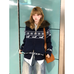 Women's knitted pullover with hood and collar