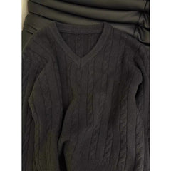 V-neck relaxed and elegant soft twisted knitted sweater