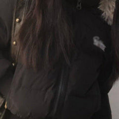 Thickened fur collar short puffer jacket in black, styled with shoulder bag
