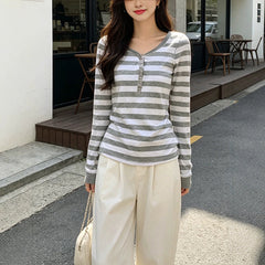 2000s Retro Striped Crew-Neck Button-Up Top – Henley Long Sleeve in Gray White S–L