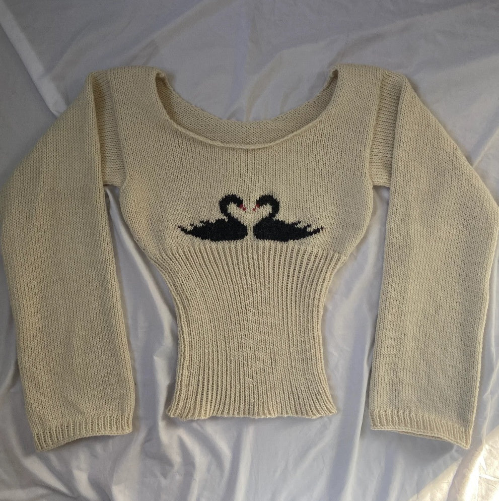 2000s Swan Pattern Knitted Sweater – Coquette Waist-Cinch Pullover in Off-White S–L