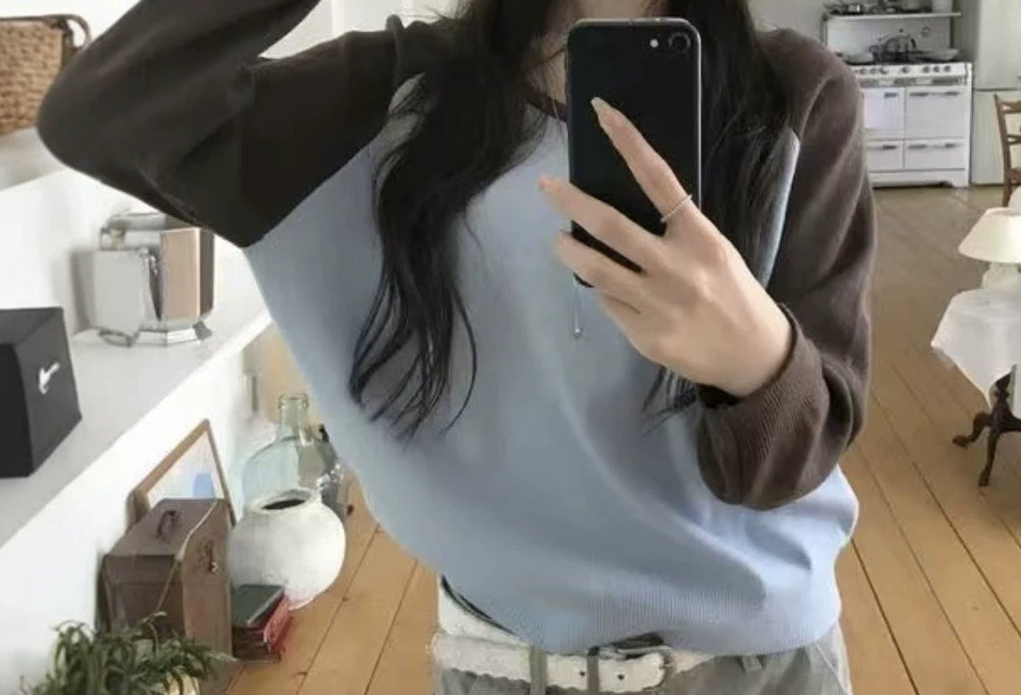 V-neck colorblock knitted sweater in Blue with brown sleeves
