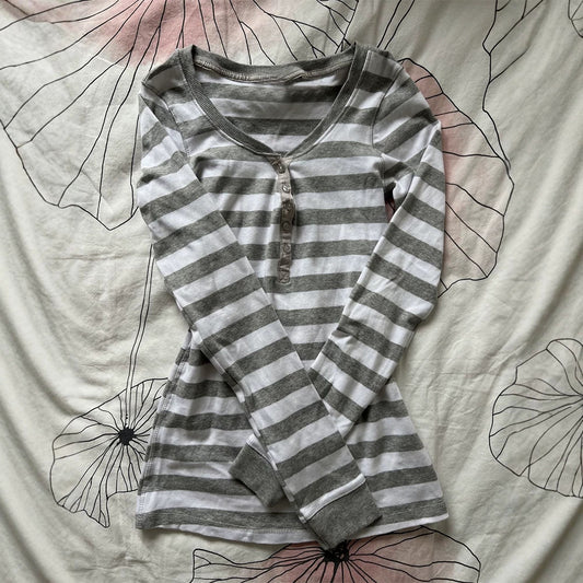2000s Retro Striped Crew-Neck Button-Up Top – Henley Long Sleeve in Gray White S–L