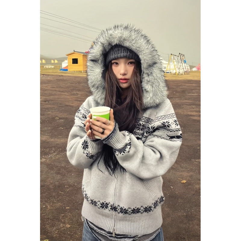 Women's knitted pullover with hood and collar