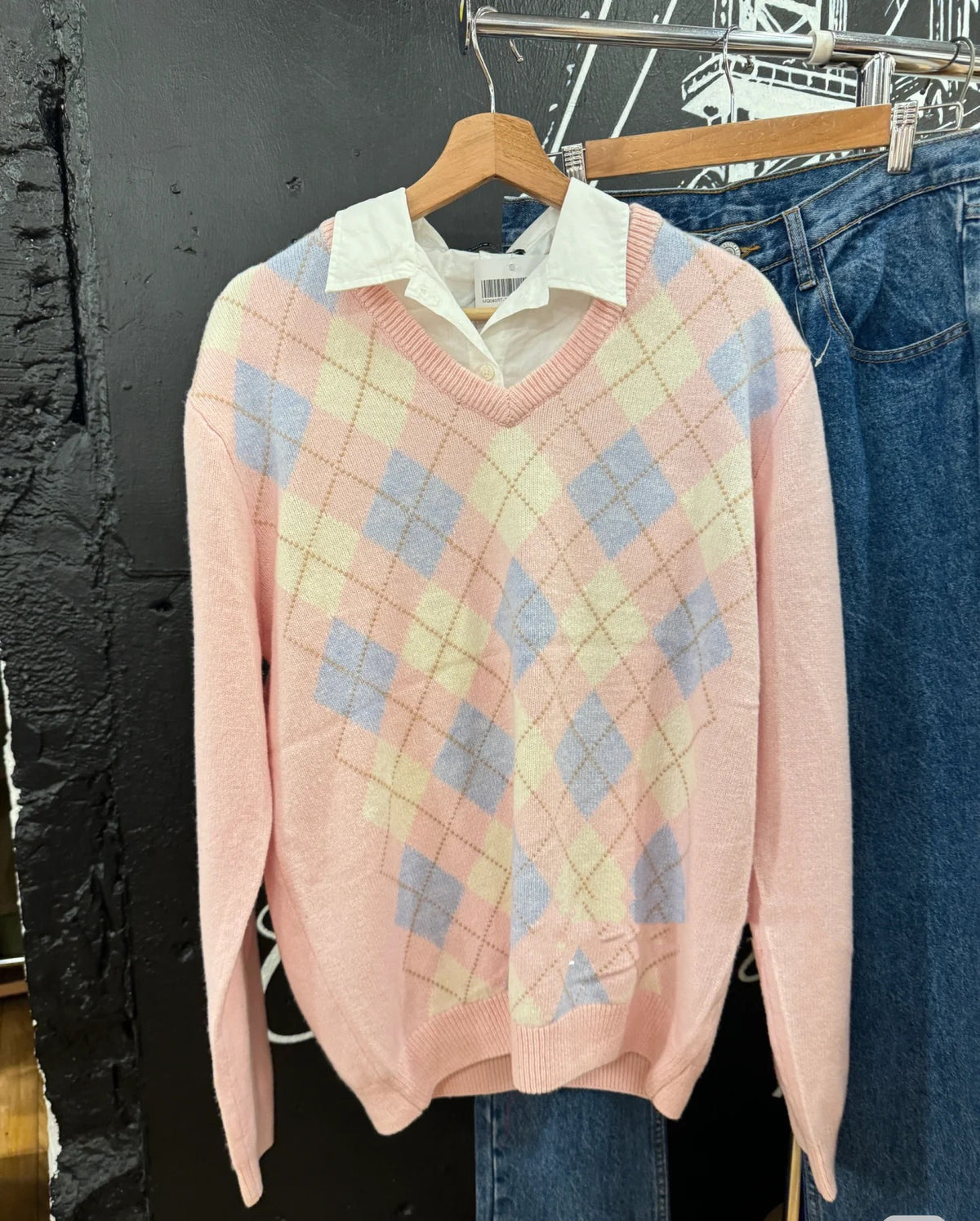 Pink diamond-shaped V-neck loose pullover sweater