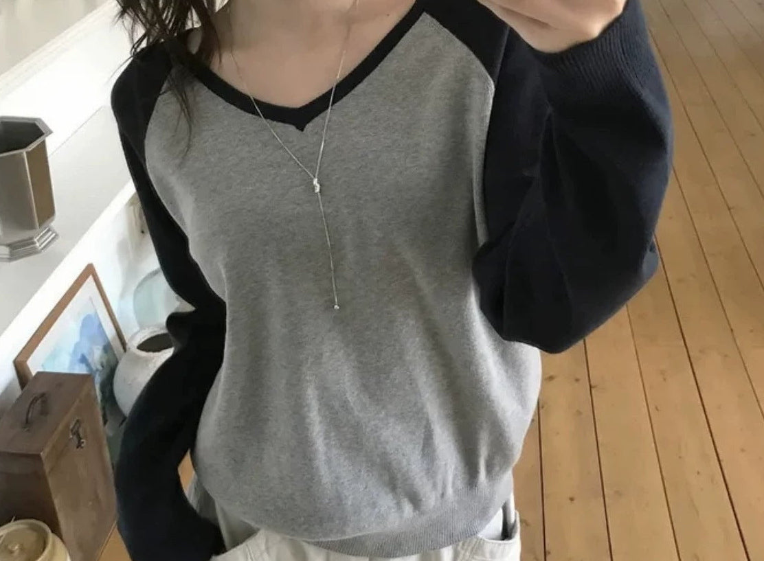 V-neck colorblock knitted sweater in Gray with navy sleeves